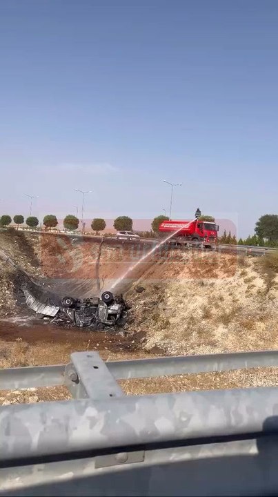 Şanlıurfa’nın Hilvan ilçesi ile kent merkezi arasındaki karayolunda sabah saatlerinde meydana gelen kazada, GAP Havalimanı yakınlarında seyir halinde olan mermer yüklü bir TIR şarampole devrildi.