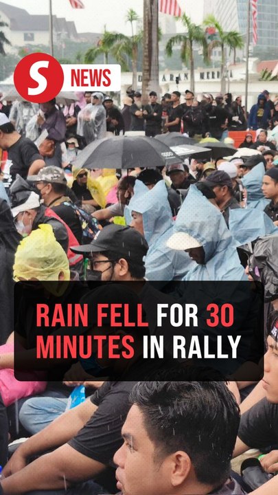 Turun Anwar rallygoers gather in rain for about 30 minutes