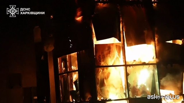 Ucraina, bombe su Kharkiv: i cittadini fuggono nei rifugi