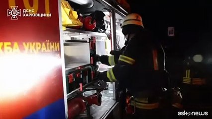 Ucraina, bombe su Kharkiv: i cittadini fuggono nei rifugi