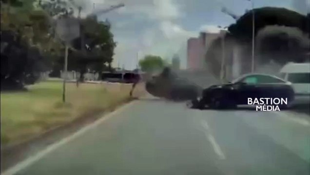 Colomiers : La vidéo effrayante d'un automobiliste en refus d'obtempérer qui heurte violemment un véhicule blessant grièvement une femme et une fillette, puis prend la fuite à pieds