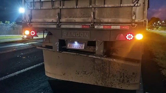 Sorento fica com a parte frontal destruída após colisão traseira com caminhão