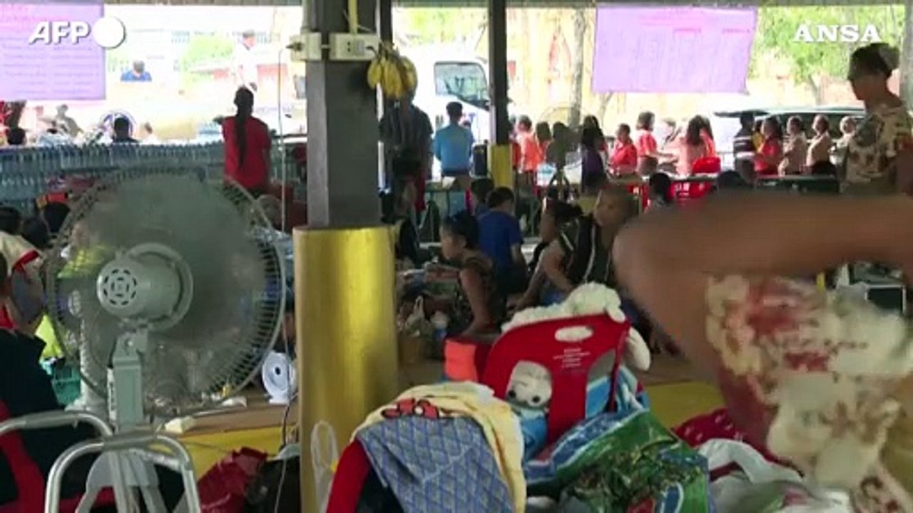 Thailandia, civili si rifugiano in un tempio mentre continuano scontri con Cambogia