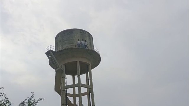 VIDEO: छात्रसंघ चुनाव की बहाली की मांग को लेकर छात्रों का प्रदर्शन, पानी की टंकी पर चढ़े