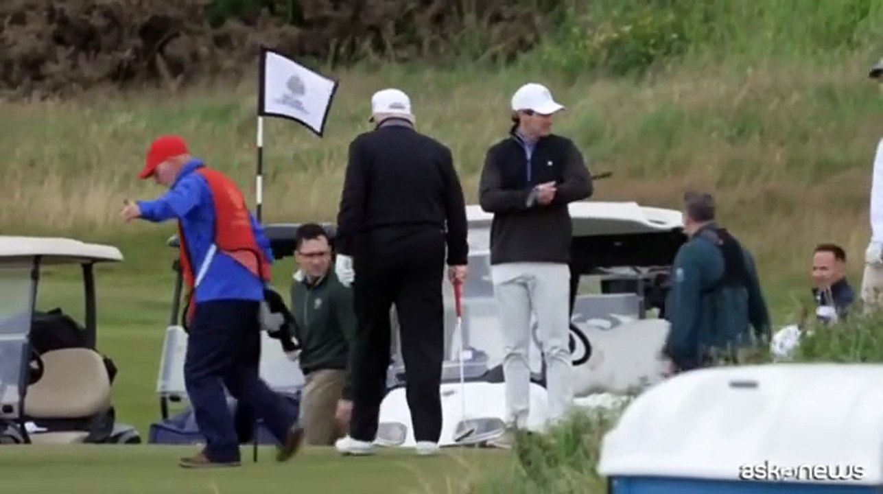 Donald Trump in Scozia gioca a golf col figlio Eric