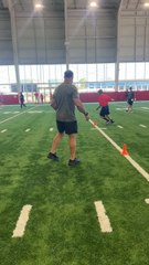 Mike Alstott coaches up service member after Bucs training camp