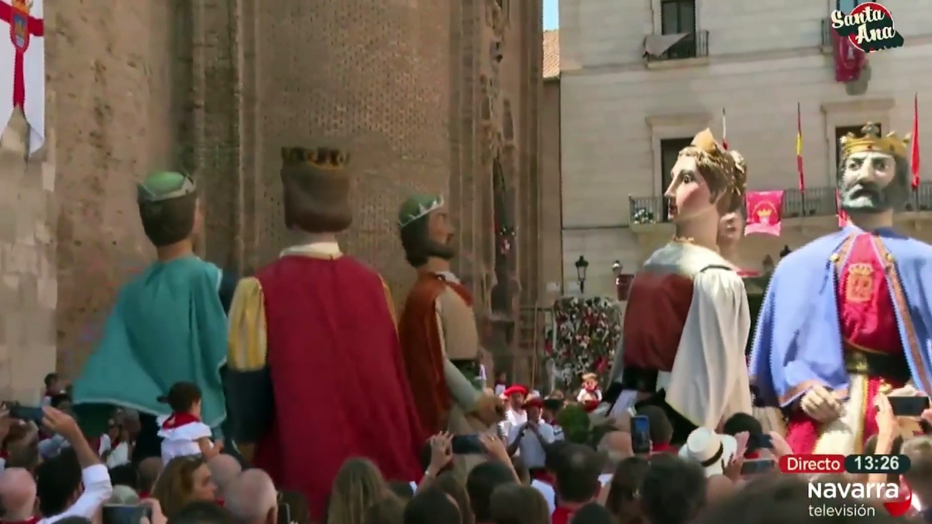 Los gigantes despiden bailando a la 'abuela de Tudela'