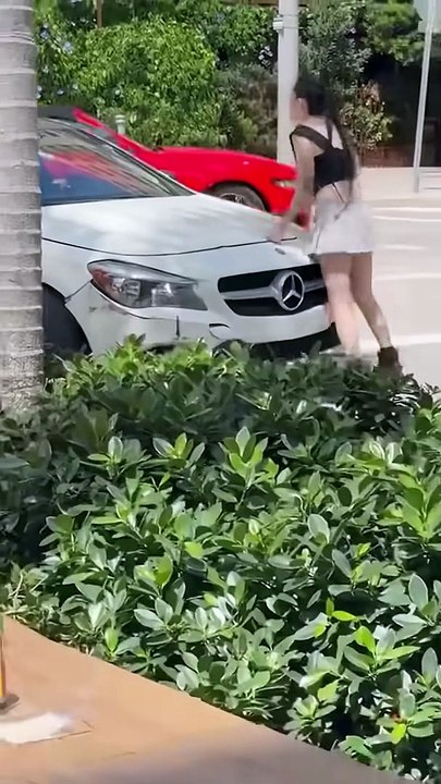 Chaos erupts as a Mercedes crashes into a Tesla, tries to flee—trapped by a trolley! 🚨🔥