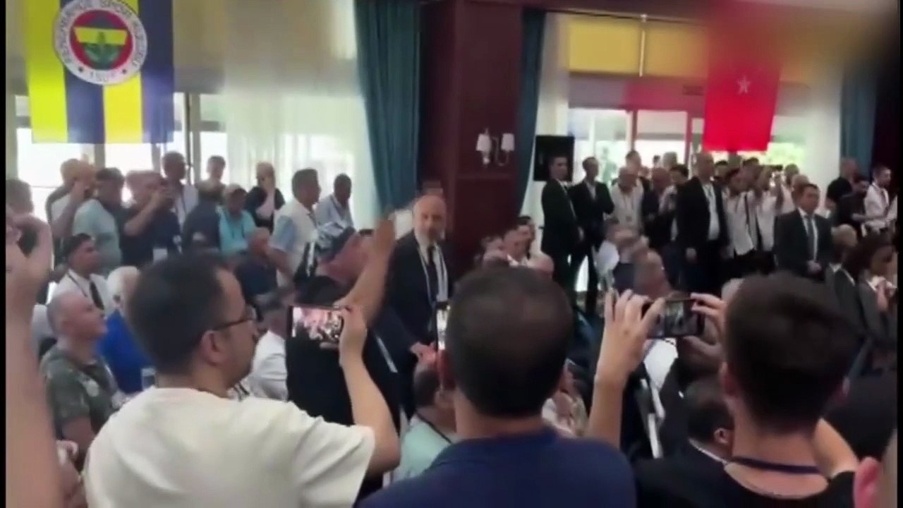 Aziz Yıldırım’dan toplantıya damga vuran sözler “Artık çoğunluk Galatasaray’da” ‘Çocuk demiş 45 Osimhen’ ‘Beni kendine saldırtma’