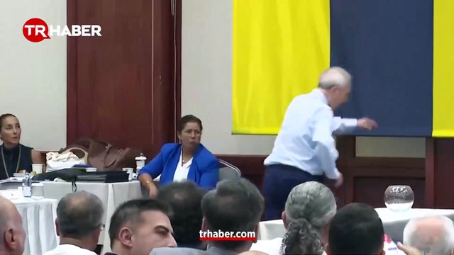 Aziz Yıldırım kürsüye çıkarak Ali Koç'a sarıldı