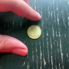 Spinning a Portuguese 5 escudo coin from 1996.