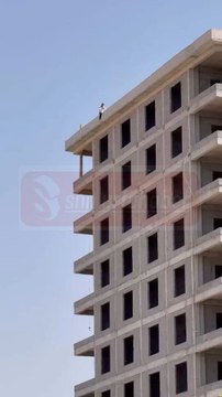 Şanlıurfa’nın Karaköprü ilçesinde öğlen saatlerinde yaşanan olayda, bir şahıs henüz bilinmeyen bir nedenle 11 katlı bir inşaatın tepesine çıkarak intihar girişiminde bulundu.