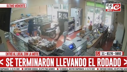 Tremendo: entró a una panadería con la moto para evitar que se la roben
