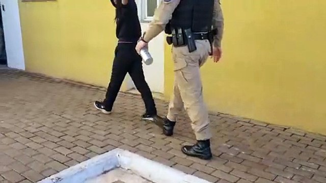 Briga de casal começa em bar e, após troca de socos, termina delegacia