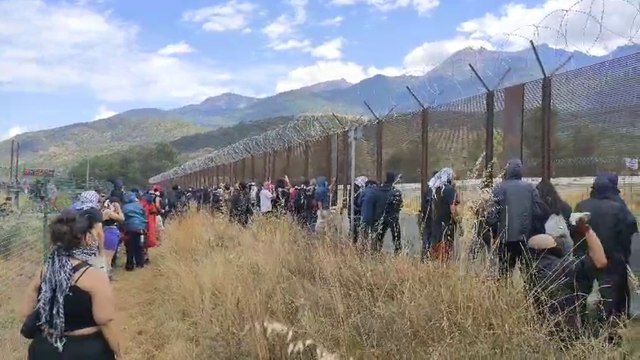 No Tav, la «marcia popolare» dal festival Alta felicità: i manifestanti battono con pietre e sbarre di ferro sulle reti del cantiere di San Didero