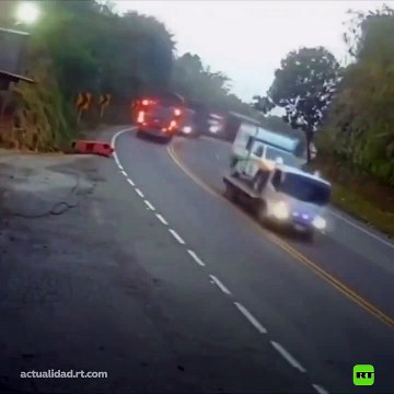 Un ciclista fue embestido por un camión en plena carretera