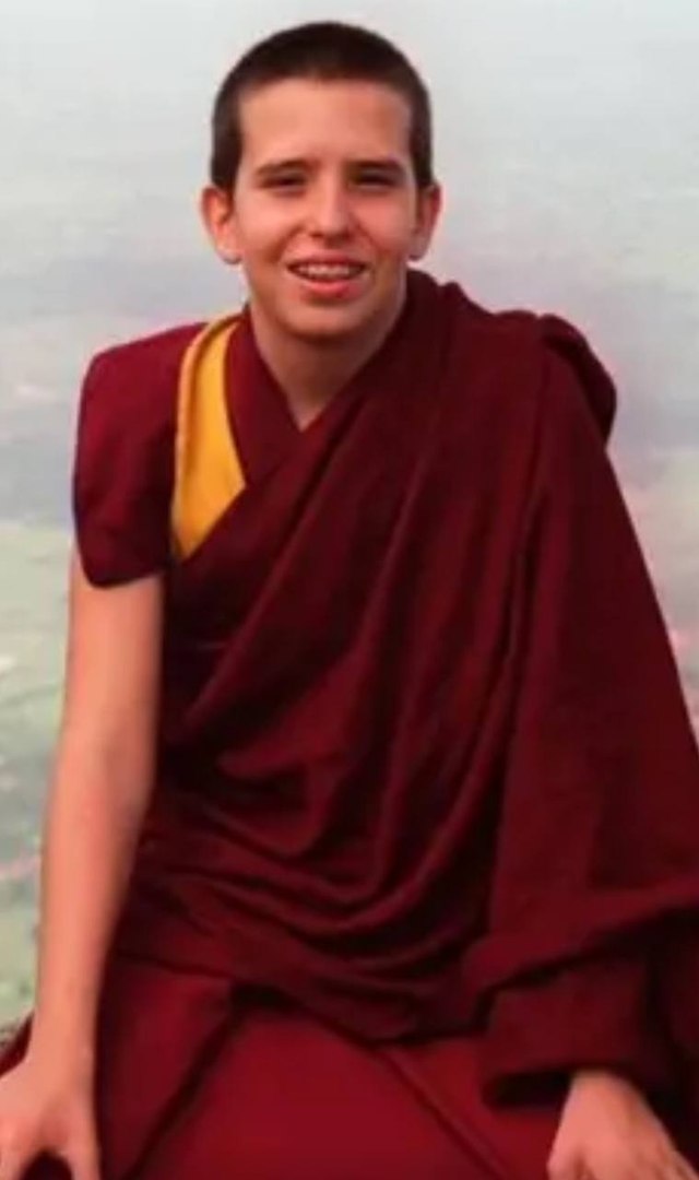 Hoy tiene 40 a�os, pero cuando cumpli� la mayor�a de edad renunci� en Occidente a vivir en funci�n de su &lsquo;reencarnaci�n&rsquo; para dedicarse al cine y a escribir.

Su infancia fue dif�cil, aislado del mundo y su familia en un monasterio en India. "Yo eleg� la libertad porque ser una reencarnaci�n significa ser un prisionero pol�tico y religioso", asegura.

Aunque sigue apartado de la vida mon�stica dirige retiros espirituales con mucha meditaci�n y clases de filosof�a budista. Adem�s ha creado una organizaci�n medioambiental para luchar contra la deforestaci�n.