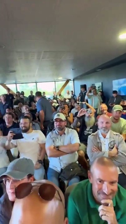 Regardez la confrontation entre Dieudonné et les gendarmes venus interrompre son spectacle, alors qu'il tente de leur faire croire qu'il n'est pas en représentation...