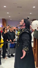 Piove su Torre del Lago, il Nessun Dorma eseguito nel foyer del teatro