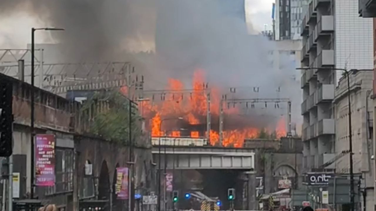 Manchester: Thick smoke fills sky as fire burns through abandoned building near Oxford Road Station