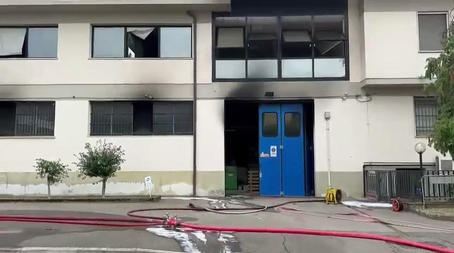 Incendio in azienda di Scandicci, l'intervento dei vigili del fuoco