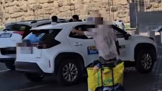 Roma stazione Termini: spunta il «direttore del traffico» dei taxi. I turisti in fila, smistati nelle auto bianche