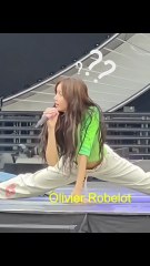Lisa couldn't stop smiling as Rosé performed her choreography!!😂😂 #blackpink