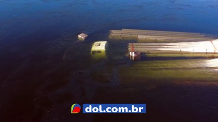 Balsa transportando caminhões e postes naufraga em rio no Pará