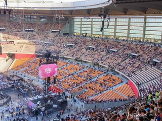 El evento empieza y el estadio ya empieza a llenarse.