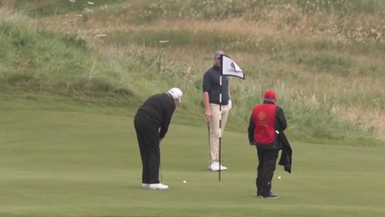 트럼프, 스코틀랜드 본인 골프장서 라운딩...시위대 항의 / YTN