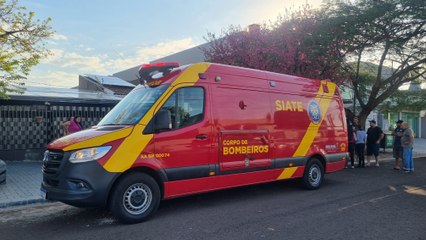 Motociclista atropela jovem no Bairro Santa Felicidade e os dois vão parar no hospital