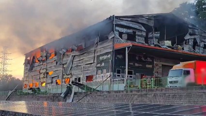 세종시 자재 보관창고에 불...연기에 신고 빗발쳐 / YTN