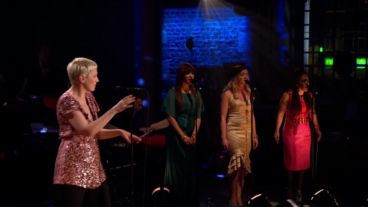 There Must Be an Angel (Playing With My Heart) [Eurythmics song] - Annie Lennox (live)