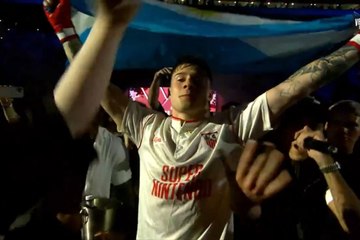 Mazza se gana a La Cartuja antes entrando con la mítica camiseta de Maradona en el Sevilla