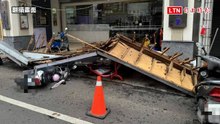 車主嚇傻！台中中醫診所招牌突脫落 砸中6輛機車（警方提供／翻攝畫面）