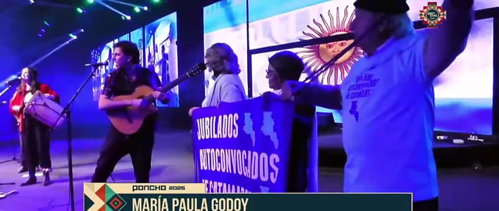 María Paula Godoy subió a los jubilados al Escenario Mayor y pidió acompañar sus marchas