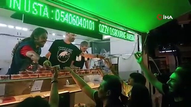 Adana'da İngiliz müzisyen Ozzy Osbourne anısına lokma dağıtıldı