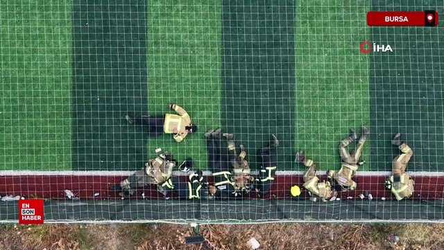 Bursa’daki yangına 12 saat direnen itfaiyeciler halı sahada uyudu