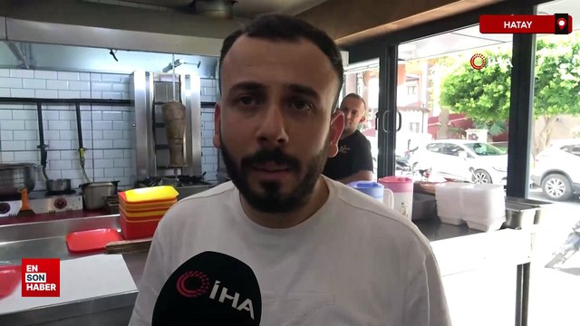 Hatay’da 45 derece sıcakta dönerci ustasından buz torbalı serinleme