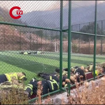 Yangının acı boyutu gün ağarınca ortaya çıktı... Kahraman itfaiyeciler yerde uyuyarak dinlenmeye çalıştı