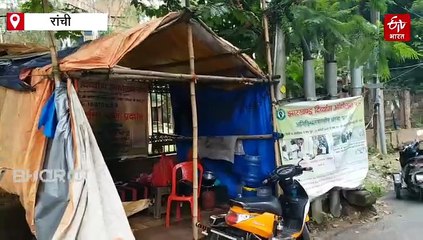 धरना स्थल पर जलाई उम्मीद की लौ: किताबों में भविष्य तलाशता एक दिव्यांग छात्र