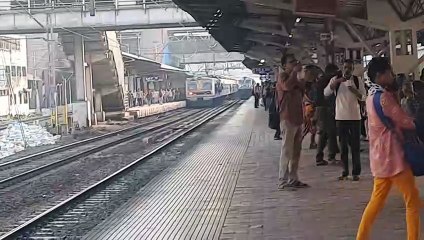 Express crossing Dombivli Station 20240322_173357