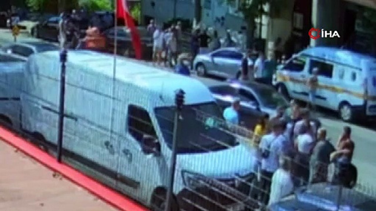 Kadın muhabire çirkin saldırı! Yaşananlar saniye saniye kameralara yansıdı!