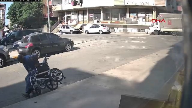 Tekerlekli sandalye ile kaldırımdan düştü esnaf yardıma koştu