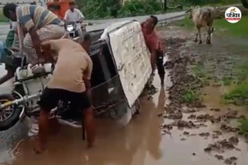 स्कूली बच्चों से भरा ई-रिक्शा पलटा