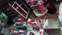 Eriyen dondurmayı değiştirmeyen market sahibine palayla saldırdı!