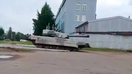 Rusland onthult nieuwe TSHRK "Shturm" robotaanvalstank gebaseerd op de T-72