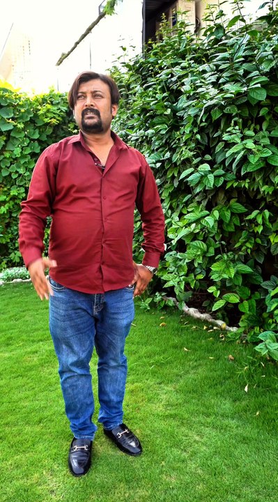 A husband complains his wife is rude to him and his friend — but suddenly acts super sweet when her female friend shows up. 😅 Desi comedy meets relationship sarcasm!