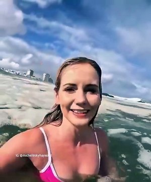 L'influencer Michelle Sky Hayward si tuffa nella schiuma a Città del Capo: era liquame? Il video diventa virale