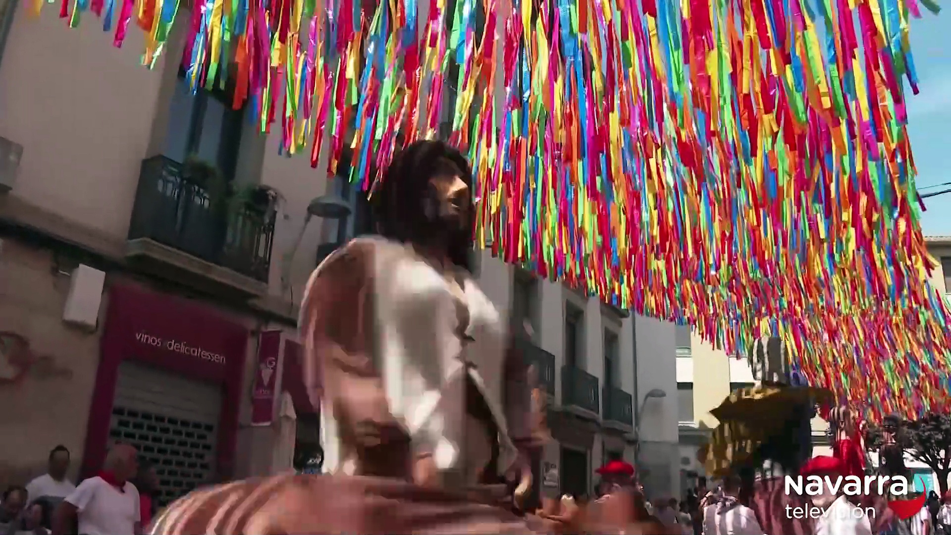 Gigantes de toda Navarra bailan por Santa Ana